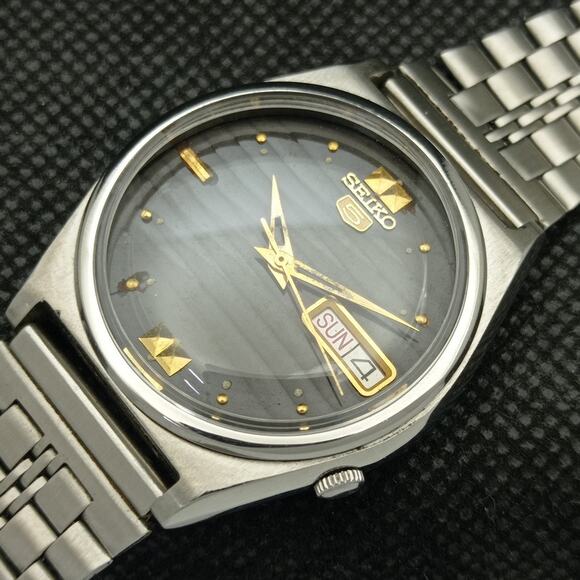 Seiko Black and Gold Men's Watch - Picture 6 of 8